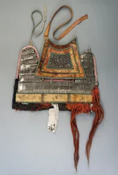 Pferderüstungs-Kopfstück aus quadratischen Platten mit pfeilförmiger Platte und offenen Rollwerkplatten